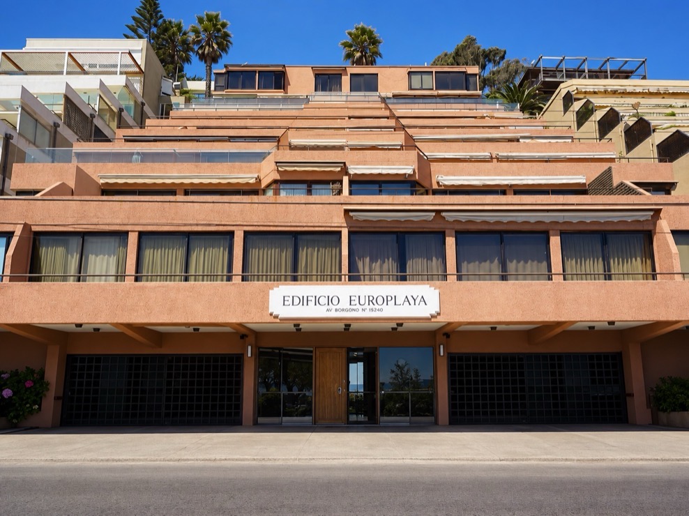 Fachada del edificio Europlaya en Av. Borgono 15240, Renaca, visto desde la calle