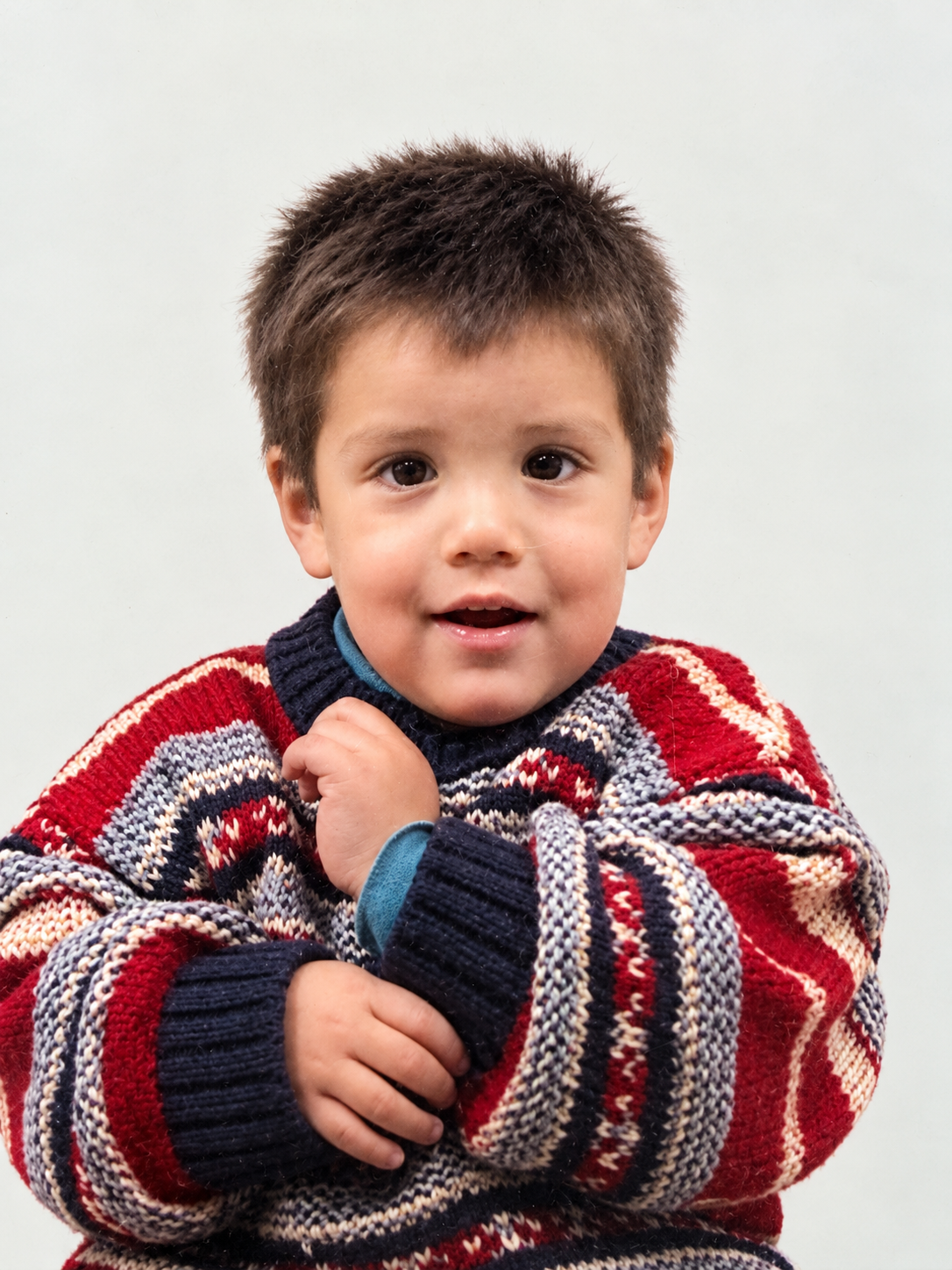 Joaco de niño con un chaleco de colores