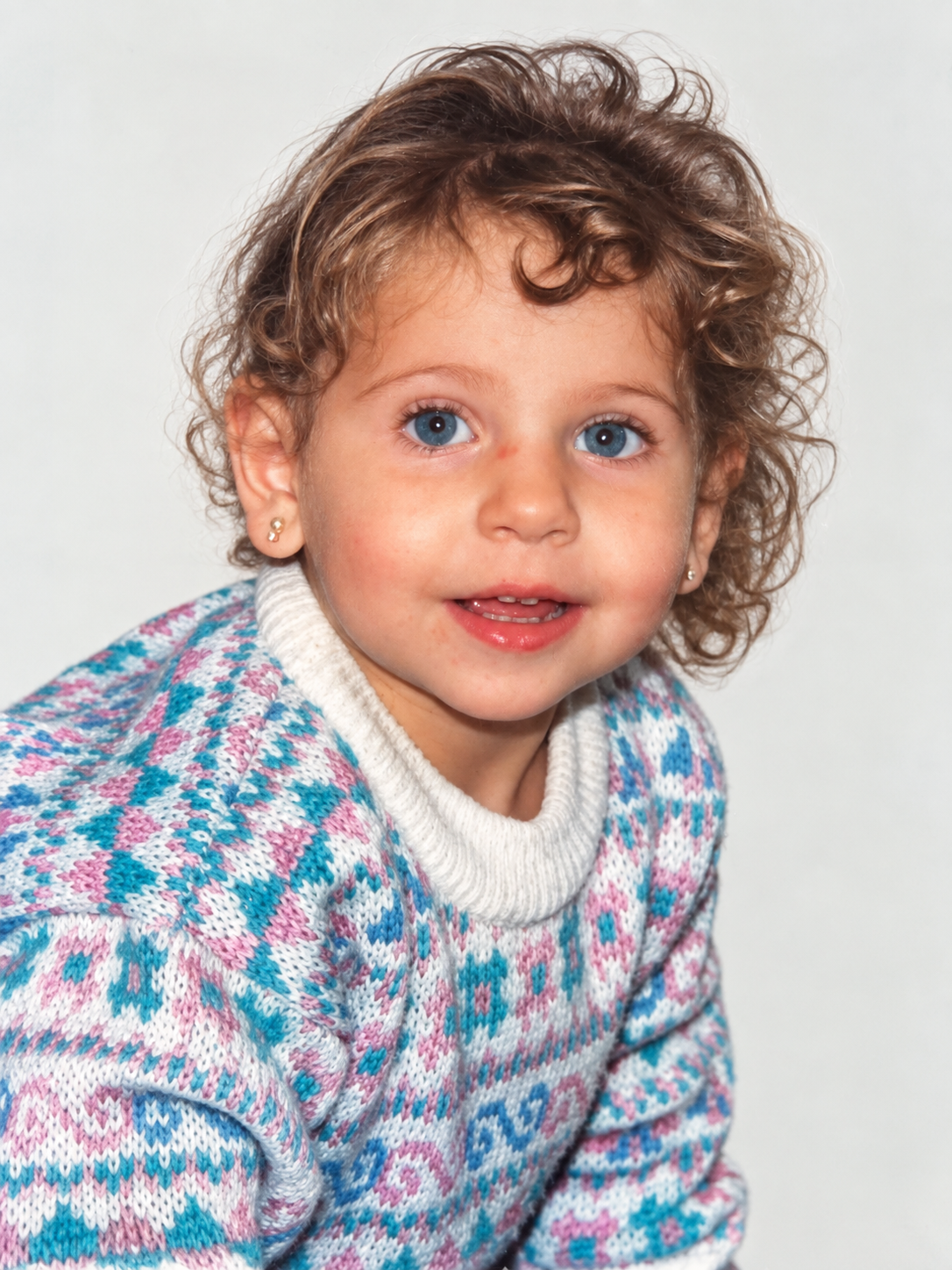Stefy de niña con ojos azules y pelo rizado