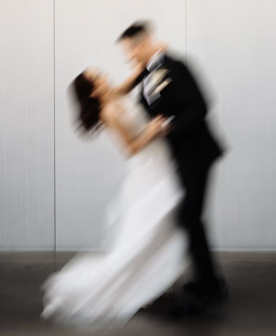 Los novios tomados de la mano caminando entre los invitados al final de la ceremonia.