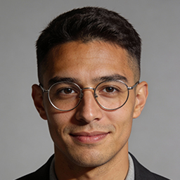Retrato de un hombre joven de pelo corto oscuro, con lentes redondos y blazer oscuro, sobre fondo gris.
